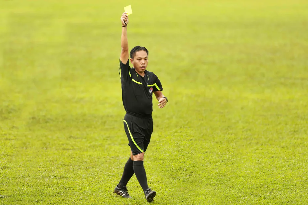 Phun nước bọt vào mặt nhau, 2 cầu thủ bị phạt nặng ảnh 3